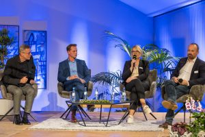 Bürgermeister Otto Steinkamp, Marco Barenkamp, Beate Jakobs und Kolja Sahm (von links) sprechen über den praktischen Einsatz von KI. Foto: Gemeinde Wallenhorst / André Thöle