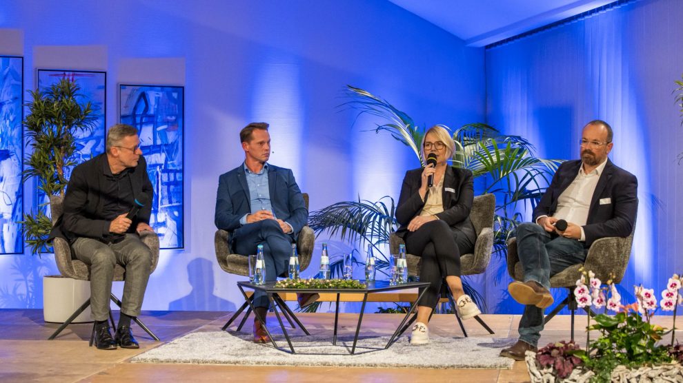 Bürgermeister Otto Steinkamp, Marco Barenkamp, Beate Jakobs und Kolja Sahm (von links) sprechen über den praktischen Einsatz von KI. Foto: Gemeinde Wallenhorst / André Thöle