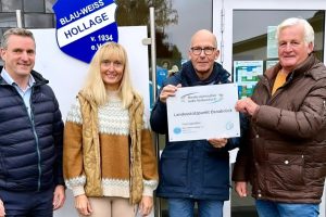 Rainer Brune, Andrea Goslar, Rüdiger Mittmann und Gerd Strößner bei der Übergabe des Übergabe des Hinweisschildes zum Judo-Landesstützpunkt. Foto: Blau-Weiss Hollage