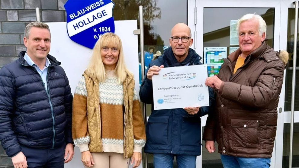 Rainer Brune, Andrea Goslar, Rüdiger Mittmann und Gerd Strößner bei der Übergabe des Übergabe des Hinweisschildes zum Judo-Landesstützpunkt. Foto: Blau-Weiss Hollage