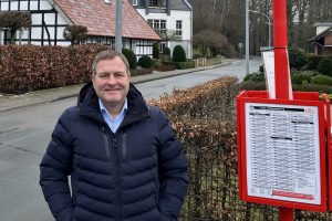 Guido Pott vor einer Bushaltestelle in Wallenhorst. Die Weichen für einen verlässlichen ÖPNV seien gestellt, so der SPD-Politiker. Foto: SPD Wallenhorst