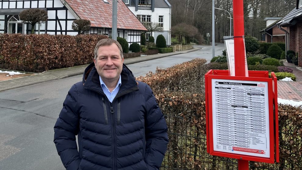 Guido Pott vor einer Bushaltestelle in Wallenhorst. Die Weichen für einen verlässlichen ÖPNV seien gestellt, so der SPD-Politiker. Foto: SPD Wallenhorst