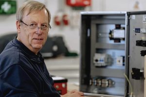 Elektrotechnikermeister Josef Lanwert aus Wallenhorst wurde nach 35 Jahren im Unternehmen DIL in den Ruhestand verabschiedet. Foto: DIL