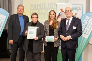 Marlies Albers (2. von links) und Leonie Winter nehmen das Zertifikat „Familienfreundliche Arbeitgeber“ von Kreisrat Matthias Selle (links) und Wolfgang Beckermann, Erster Stadtrat der Stadt Osnabrück, entgegen. Foto: Michaela Kellenberg