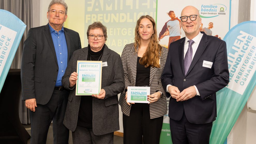 Marlies Albers (2. von links) und Leonie Winter nehmen das Zertifikat „Familienfreundliche Arbeitgeber“ von Kreisrat Matthias Selle (links) und Wolfgang Beckermann, Erster Stadtrat der Stadt Osnabrück, entgegen. Foto: Michaela Kellenberg