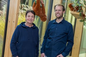 Freuen sich über die Energieeinsparungen in den Schulen und Kindertagesstätten: Pia Pryklenk, Leiterin der Krippe St. Anna, und Stefan Brune. Foto: André Thöle