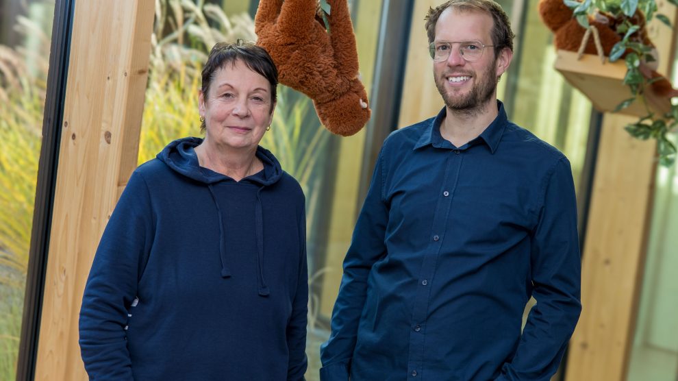 Freuen sich über die Energieeinsparungen in den Schulen und Kindertagesstätten: Pia Pryklenk, Leiterin der Krippe St. Anna, und Stefan Brune. Foto: André Thöle