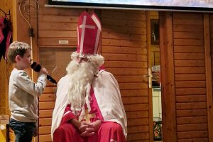 Einige Kinder trugen St. Nikolaus mutig ein Gedicht vor. Foto: Kolpingsfamilie Hollage / Steffi Kühl