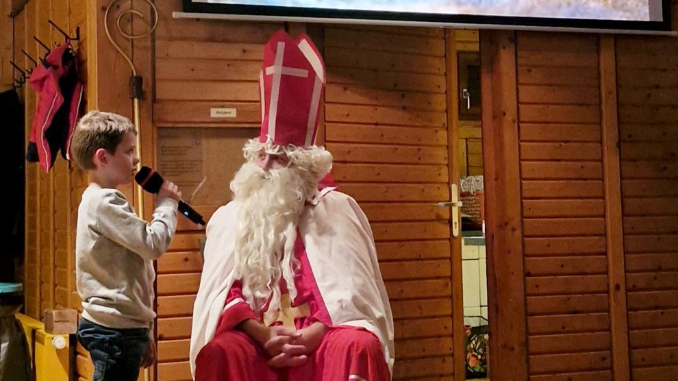 Einige Kinder trugen St. Nikolaus mutig ein Gedicht vor. Foto: Kolpingsfamilie Hollage / Steffi Kühl