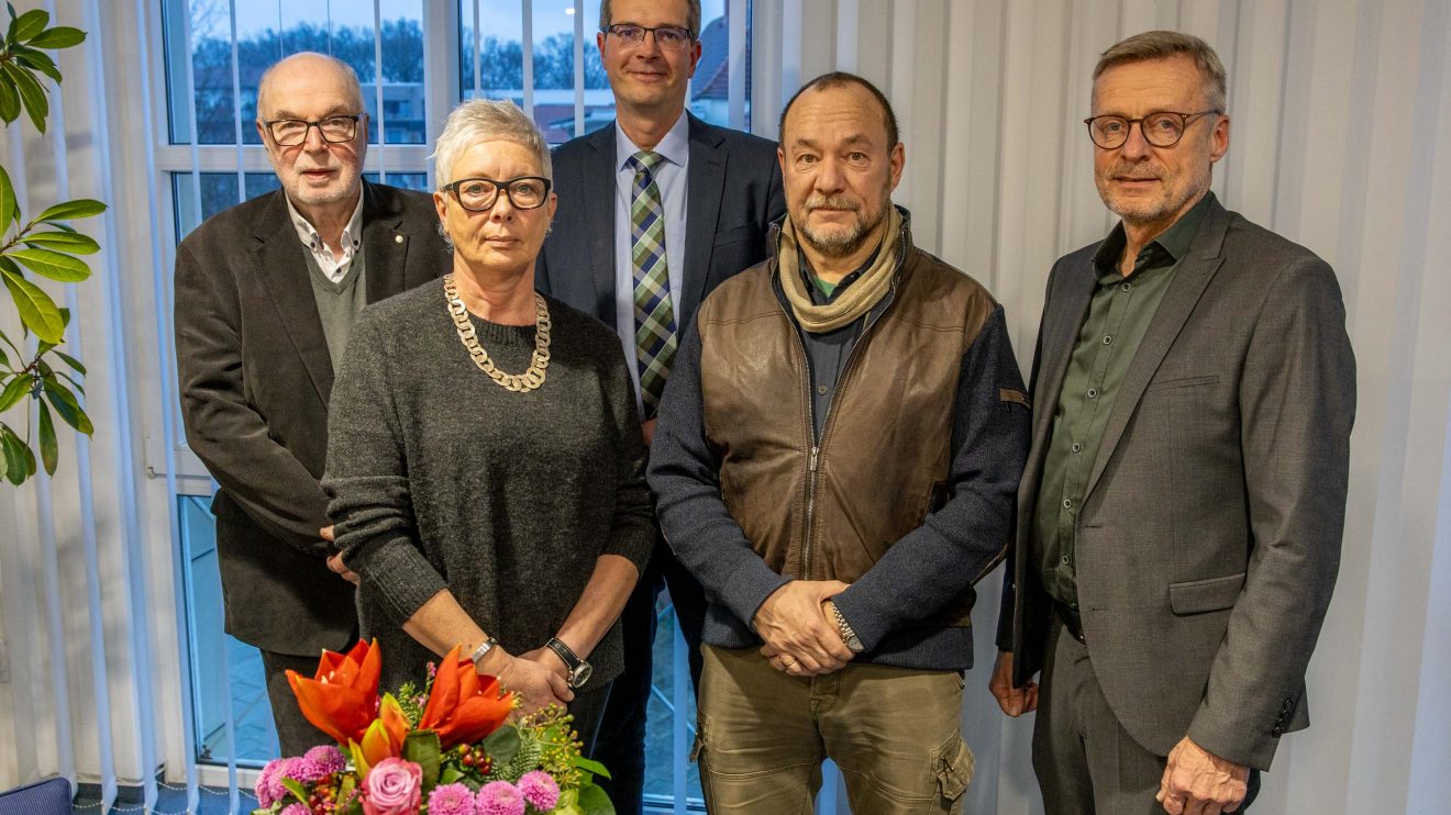 Die Schiedspersonen Dr. Arnulf Nüßlein (links), Martina Schwertmann und Uwe Lahrmann mit Dr. Michael Hune (Mitte) und Bürgermeister Otto Steinkamp (rechts). Foto: Gemeinde Wallenhorst / André Thöle