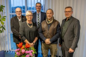 Die Schiedspersonen Dr. Arnulf Nüßlein (links), Martina Schwertmann und Uwe Lahrmann mit Dr. Michael Hune (Mitte) und Bürgermeister Otto Steinkamp (rechts). Foto: Gemeinde Wallenhorst / André Thöle