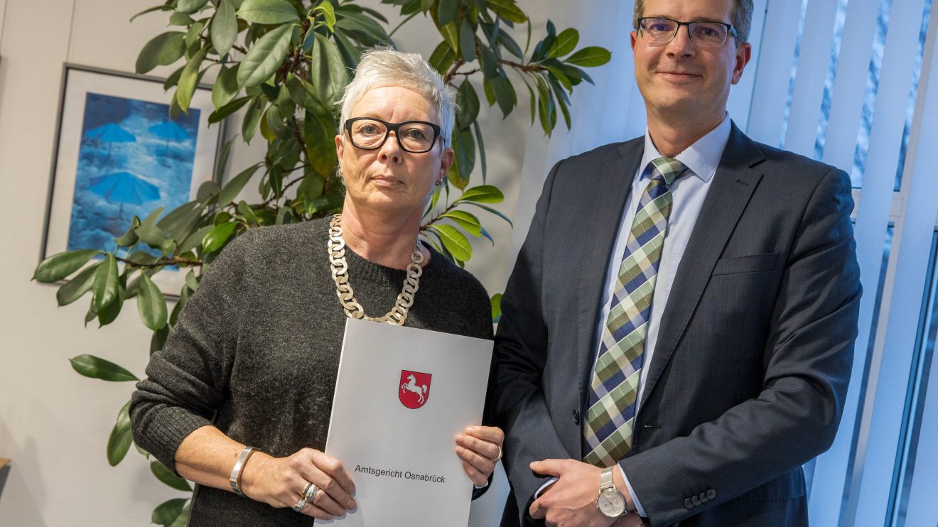 Dr. Michael Hune beruft Martina Schwertmann als Schiedsfrau. Foto: Gemeinde Wallenhorst / André Thöle