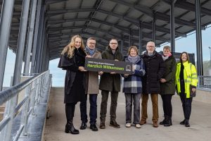 Die AWIGO eröffnet mit dem neuen Recyclinghof in Wallenhorst ihren größten und modernsten Standort. V.l.n.r.: Anna Kebschull (Landrätin des Landkreises Osnabrück), Otto Steinkamp (Bürgermeister der Gemeinde Wallenhorst), Christian Niehaves (Geschäftsführer der AWIGO), Jutta Olbricht (Stellvertretende Vorsitzende des AWIGO-Aufsichtsrates), Bernhard Strootmann (Vorsitzender des AWIGO-Aufsichtsrates), Luisa Berlin (Gemeinde Wallenhorst) und Pia Bäune (Projektleiterin AWIGO)/ Foto: J. Hollmann/Hagenhoff