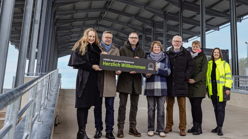 Die AWIGO eröffnet mit dem neuen Recyclinghof in Wallenhorst ihren größten und modernsten Standort. V.l.n.r.: Anna Kebschull (Landrätin des Landkreises Osnabrück), Otto Steinkamp (Bürgermeister der Gemeinde Wallenhorst), Christian Niehaves (Geschäftsführer der AWIGO), Jutta Olbricht (Stellvertretende Vorsitzende des AWIGO-Aufsichtsrates), Bernhard Strootmann (Vorsitzender des AWIGO-Aufsichtsrates), Luisa Berlin (Gemeinde Wallenhorst) und Pia Bäune (Projektleiterin AWIGO)/ Foto: J. Hollmann/Hagenhoff