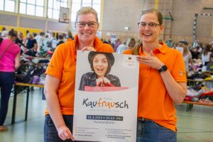 Martina Unland (links) und Janina Bode mit dem Plakat für den nächsten „Kaufrausch“ am 16. März. Foto: André Thöle