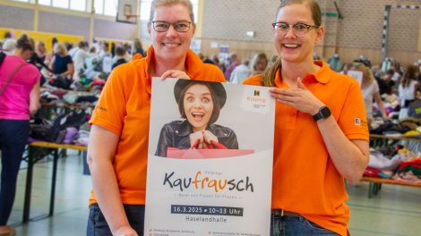 Martina Unland (links) und Janina Bode mit dem Plakat für den nächsten „Kaufrausch“ am 16. März. Foto: André Thöle