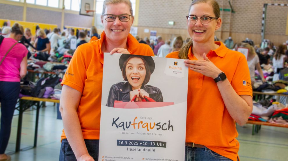 Martina Unland (links) und Janina Bode mit dem Plakat für den nächsten „Kaufrausch“ am 16. März. Foto: André Thöle