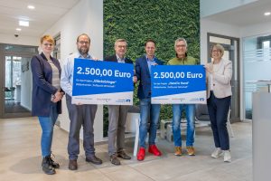 Freuen sich gemeinsam über die Spende für den guten Zweck (von links): Luisa Berlin, Eike Kroll (Glücksbringer), Bürgermeister Otto Steinkamp, Marco Barenkamp, Berthold Stolte (Hand in Hand) und Beate Jakobs. Foto: Gemeinde Wallenhorst / André Thöle