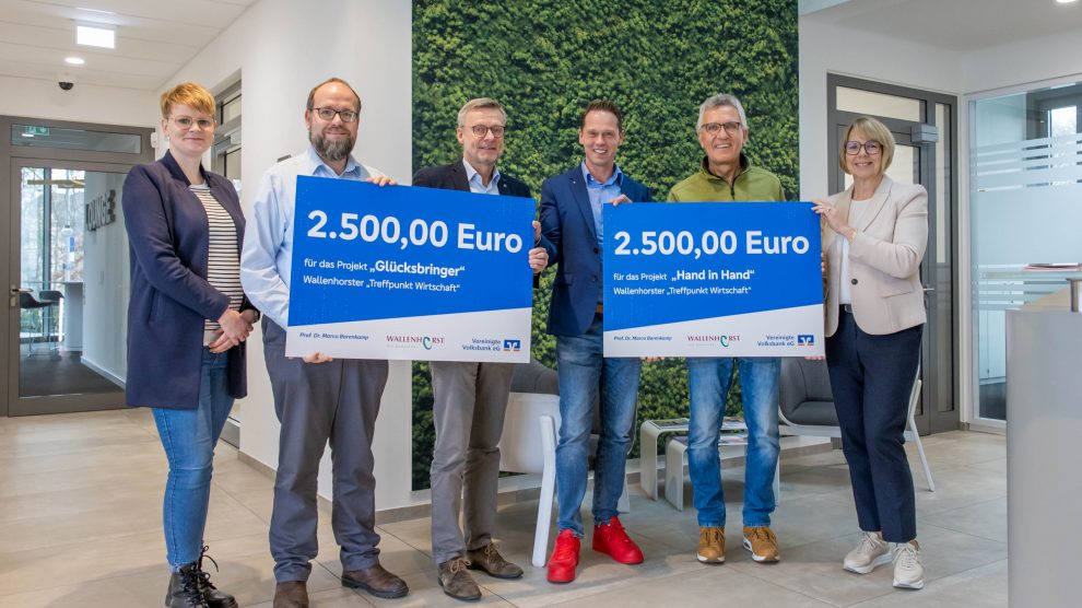 Freuen sich gemeinsam über die Spende für den guten Zweck (von links): Luisa Berlin, Eike Kroll (Glücksbringer), Bürgermeister Otto Steinkamp, Marco Barenkamp, Berthold Stolte (Hand in Hand) und Beate Jakobs. Foto: Gemeinde Wallenhorst / André Thöle