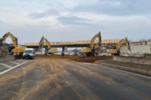 Die ersten Betonbrocken sind bereits frühmorgens in das vorbereitete Fallbett aus Sand gefallen, das die Fahrbahndecke vor Schäden schützt. Foto: Autobahn Westfalen