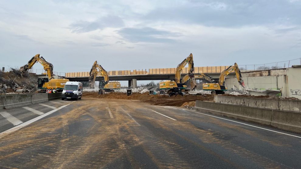 Die ersten Betonbrocken sind bereits frühmorgens in das vorbereitete Fallbett aus Sand gefallen, das die Fahrbahndecke vor Schäden schützt. Foto: Autobahn Westfalen