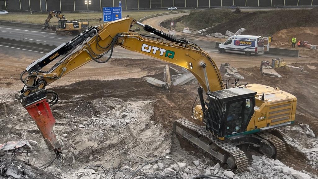 Die ersten Betonbrocken sind bereits frühmorgens in das vorbereitete Fallbett aus Sand gefallen, das die Fahrbahndecke vor Schäden schützt. Foto: Autobahn Westfalen