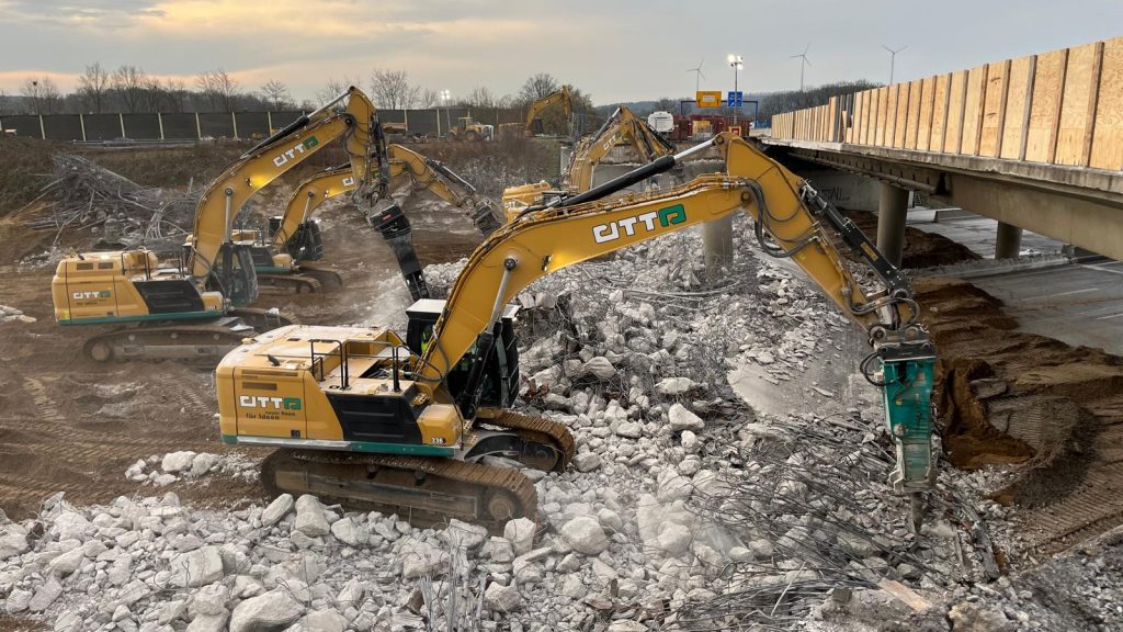 Die ersten Betonbrocken sind bereits frühmorgens in das vorbereitete Fallbett aus Sand gefallen, das die Fahrbahndecke vor Schäden schützt. Foto: Autobahn Westfalen