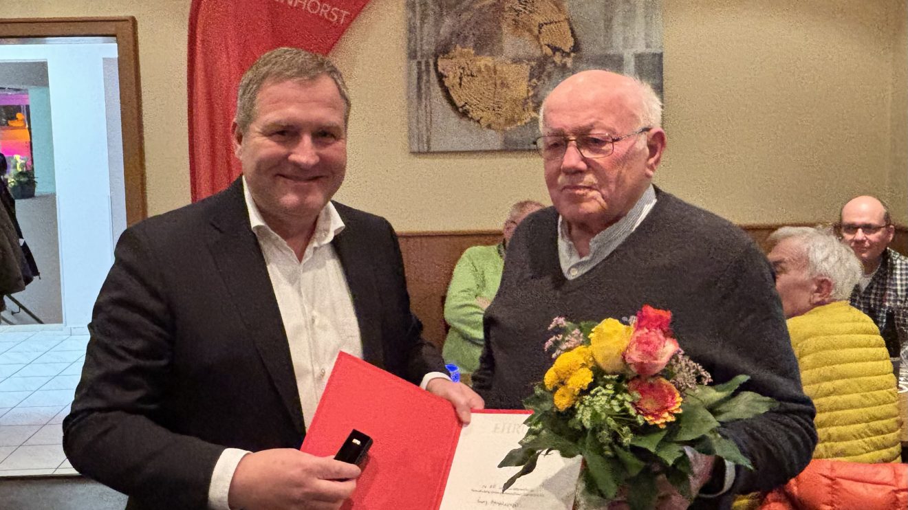 Guido Pott (MdL) beglückwünscht Georg Hörnschemeyer zu 60 Jahren Parteizugehörigkeit. Foto: SPD Wallenhorst