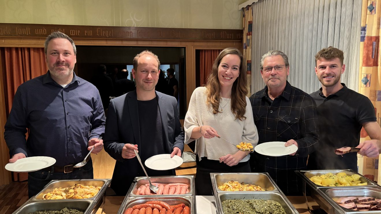 Hendrik Remme (Co-Vorsitzender), Thomas Vaupel (SPD-Bundestagskandidat), Eva Suerkamp (Co-Vorsitzende), Ronald Martin (stellv. Vorsitzender) und Markus Fischer (Gasthaus Beckmann). Foto: SPD Wallenhorst