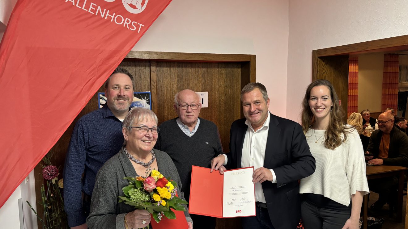 Die Jubilare Heidrun Spiller und Georg Hörnschemeyer werden von Guido Pott (MdL) sowie den Ortsvereinsvorsitzenden Eva Suerkamp und Hendrik Remme beglückwünscht. Foto: SPD Wallenhorst