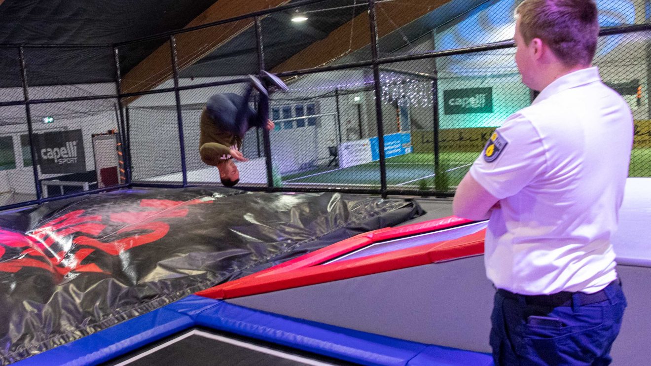 Wer beim Schwingen nicht ausgelastet war, konnte die Trampoline auch sportlicher nutzen – Salto inklusive. Foto: Gemeinde Wallenhorst / André Thöle