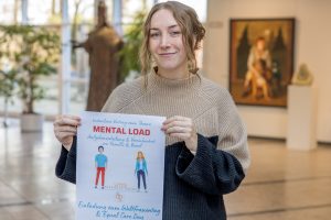 Leonie Winter wirbt für den Vortrag zum Thema Mental Load. Foto: Gemeinde Wallenhorst / André Thöle