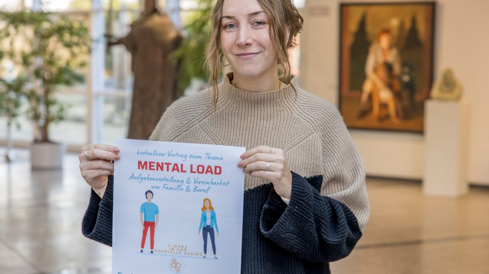 Leonie Winter wirbt für den Vortrag zum Thema Mental Load. Foto: Gemeinde Wallenhorst / André Thöle