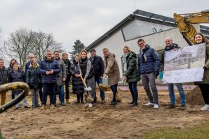 Symbolischer Spatenstich für die Baumaßnahmen an der Johannisschule. Foto: Gemeinde Wallenhorst / André Thöle