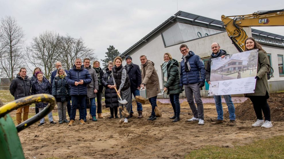 Symbolischer Spatenstich für die Baumaßnahmen an der Johannisschule. Foto: Gemeinde Wallenhorst / André Thöle