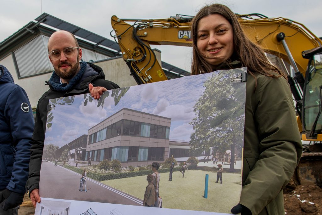 Die zukünftige Ansicht der Johannisschule, zeigt das Architekturbüro Niekamp + Hackmann in einer Visualisierung. Foto: Gemeinde Wallenhorst / André Thöle