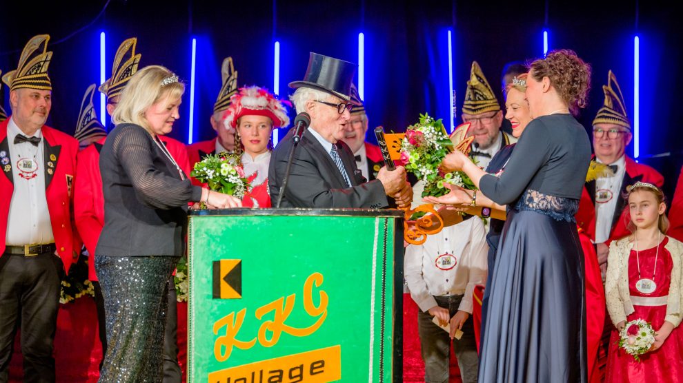 Stellvertretender Bürgermeister Alfred Lindner überreicht dem KKC-Viergestirn den Rathausschlüssel. Foto: Dennis Flegel