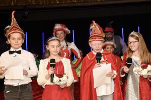 Das Kinderprinzenpaar begrüßt die Gäste im Saal (von links): Otto Maximilian Baumann, Zoé Faulbrück, Prinz Leo I. (Schohaus) und Prinzessin Janna Luisa I. (Kühl). Foto: Kurt Flegel / Kolpingsfamilie Hollage