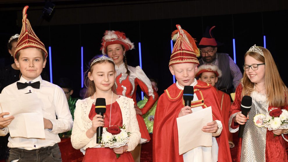 Das Kinderprinzenpaar begrüßt die Gäste im Saal (von links): Otto Maximilian Baumann, Zoé Faulbrück, Prinz Leo I. (Schohaus) und Prinzessin Janna Luisa I. (Kühl). Foto: Kurt Flegel / Kolpingsfamilie Hollage