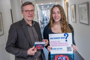 Bürgermeister Otto Steinkamp und Leonie Winter werben für eine Teilnahme an der Online-Umfrage zur Gleichstellung in Wallenhorst. Foto: Gemeinde Wallenhorst / André Thöle