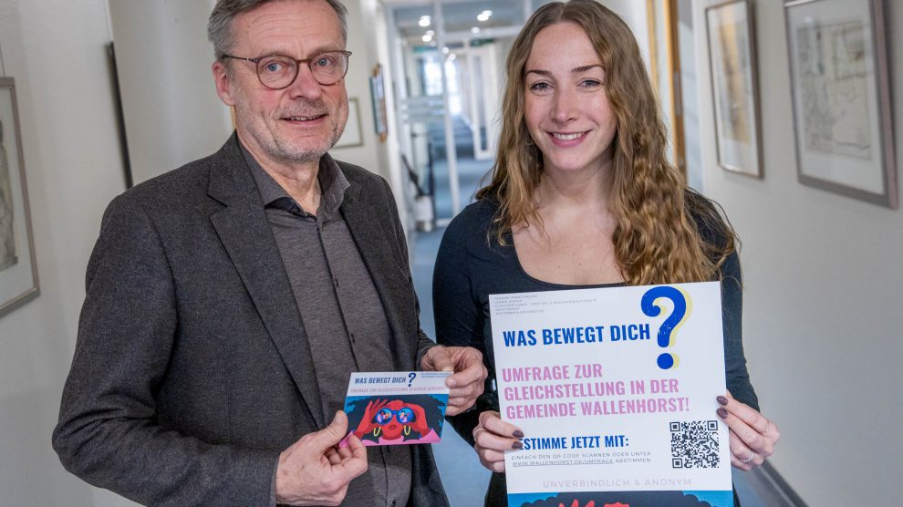 Bürgermeister Otto Steinkamp und Leonie Winter werben für eine Teilnahme an der Online-Umfrage zur Gleichstellung in Wallenhorst. Foto: Gemeinde Wallenhorst / André Thöle