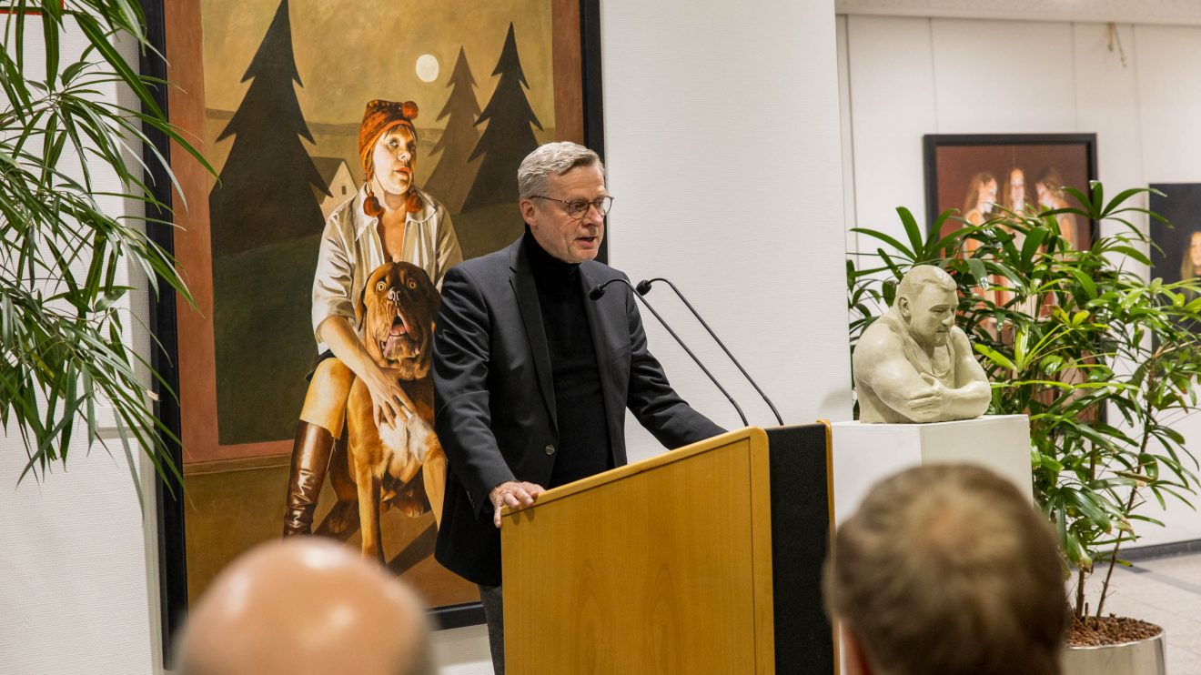 Bürgermeister Otto Steinkamp eröffnet die Ausstellung „Mal gucken“. Foto: Gemeinde Wallenhorst / André Thöle