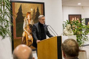 Bürgermeister Otto Steinkamp eröffnet die Ausstellung „Mal gucken“. Foto: Gemeinde Wallenhorst / André Thöle