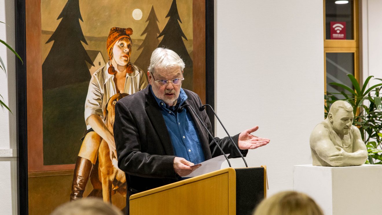 Alfred Cordes führt inhaltlich in die Ausstellung ein. Foto: Gemeinde Wallenhorst / André Thöle