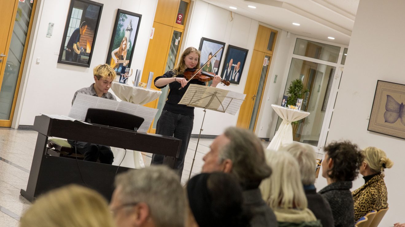 Jonas Kreimeier und Lotta Fischer begleiten die Vernissage musikalisch. Foto: Gemeinde Wallenhorst / André Thöle