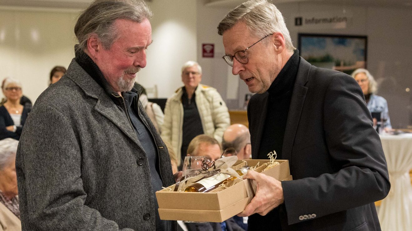 Bürgermeister Otto Steinkamp (rechts) überreicht Robert Meyer ein Präsent. Foto: Gemeinde Wallenhorst / André Thöle