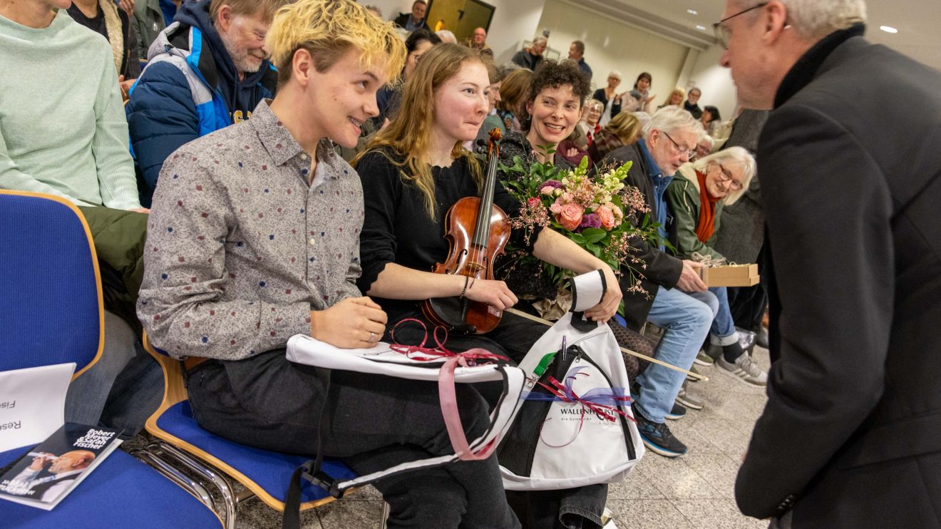 Präsente von Bürgermeister Otto Steinkamp (rechts) gibt es auch für Jonas Kreimeier, Lotta Fischer und Sarah Fischer. Foto: Gemeinde Wallenhorst / André Thöle