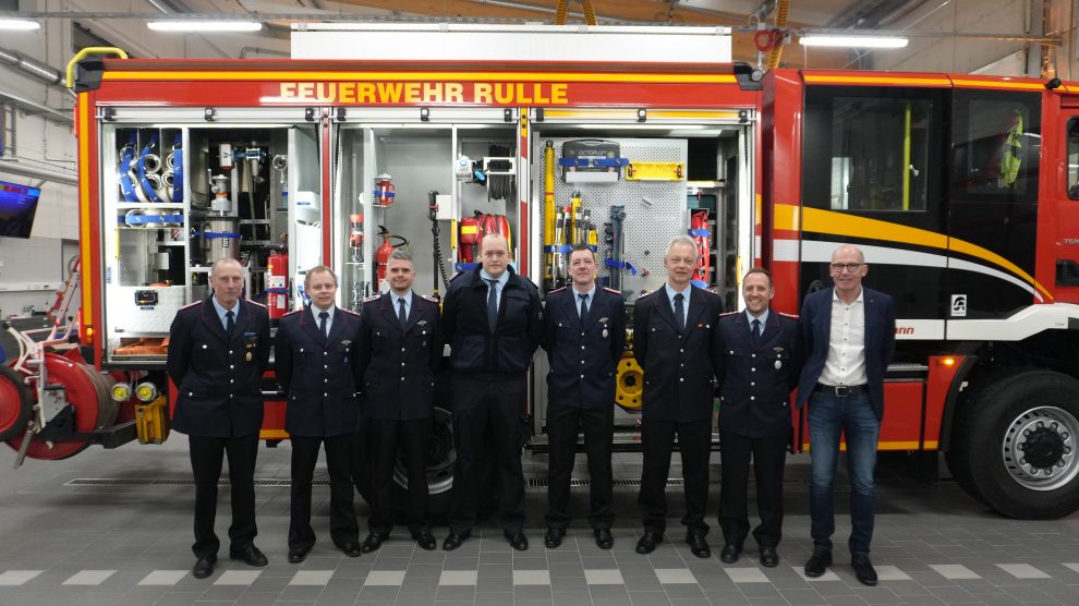 v.l.n.r.: Stellv. Gemeindebrandmeister Ansgar Osterbrink, HFM Thorsten Matysek, LM Matthias Meyer, LM René Remme, BM Markus Vennemann, HLM Reiner Bartke, Gemeindebrandmeister Timo Wischmeier-Raffelt & Fachbereichsleiter Bürgerservice und Ordnung Rüdiger Mittmann. Foto: Feuerwehr Wallenhorst