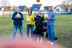 Freuen sich über den Start des offenen Ballspielangebots in Wallenhorst (von links): Dino Fänger und Annette Birnbrich seitens der Gemeinde Wallenhorst sowie BaKoS-Trainerin Mia Bunten und Stefan Wessels. Foto: Gemeinde Wallenhorst / André Thöle