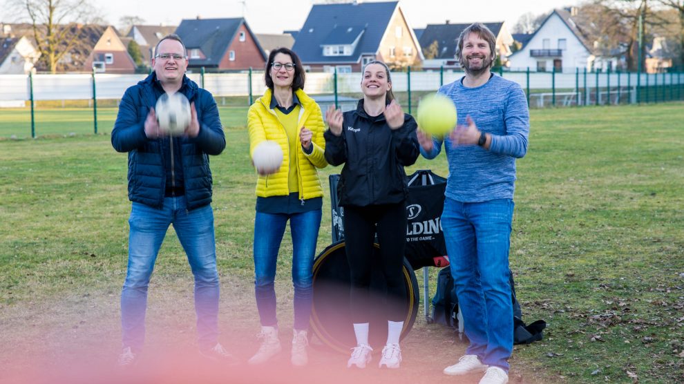 Freuen sich über den Start des offenen Ballspielangebots in Wallenhorst (von links): Dino Fänger und Annette Birnbrich seitens der Gemeinde Wallenhorst sowie BaKoS-Trainerin Mia Bunten und Stefan Wessels. Foto: Gemeinde Wallenhorst / André Thöle